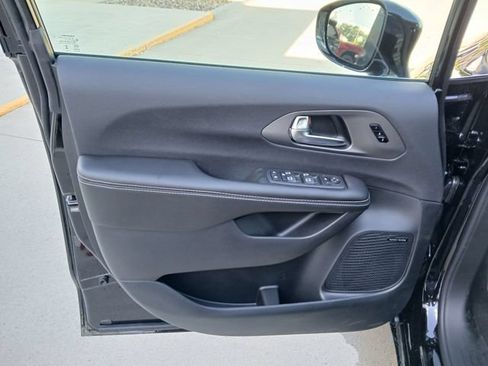 New 2027 Chrysler Pacifica Limited AWD/4WD image 12