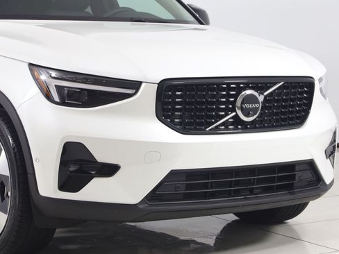 Used 2026 Volvo XC40 B5 Plus AWD/4WD image 37