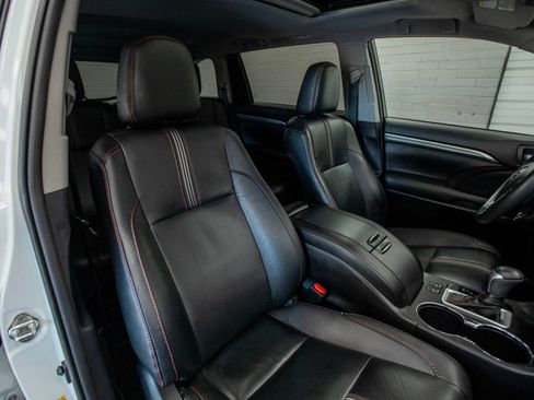 Used 2019 Toyota Highlander SE AWD/4WD image 21