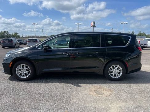 Used 2023 Chrysler Pacifica Touring-L FWD image 4