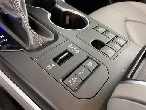 Used 2024 Toyota Highlander XLE image 26