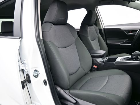 Used 2025 Toyota RAV4 XLE AWD/4WD image 14