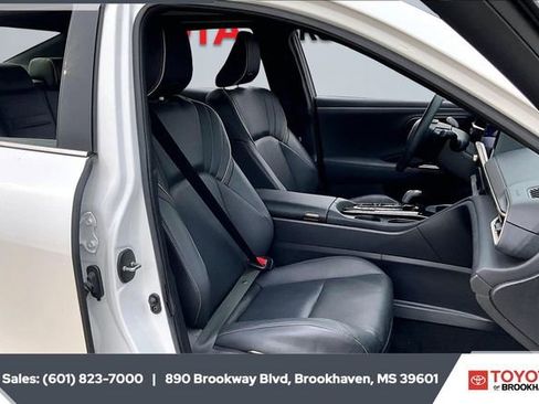 Used 2024 Toyota Crown Limited image 6