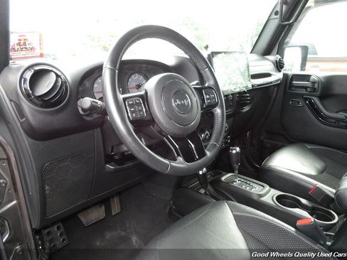 Used 2017 Jeep Wrangler Unlimited Sahara AWD/4WD image 11
