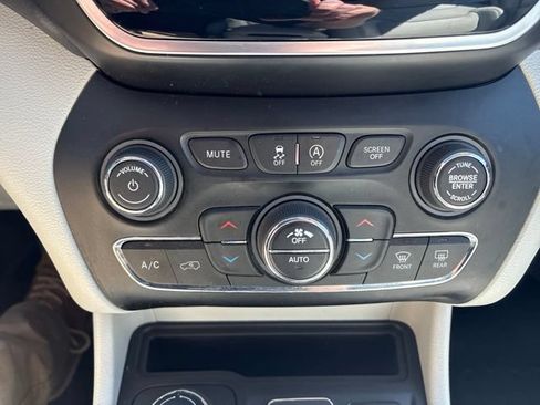 Used 2019 Jeep Cherokee Limited AWD/4WD image 34
