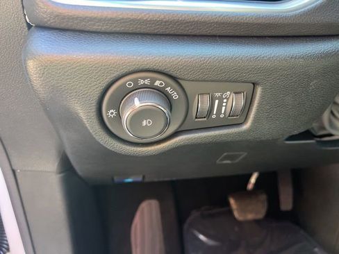 New 2026 Chrysler Pacifica Limited w/ Uconnect Theater Family Group FWD image 8