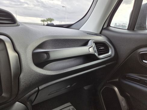 Used 2023 Jeep Renegade Latitude image 33