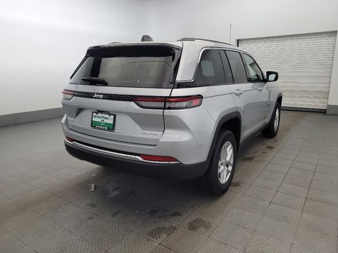 Used 2023 Jeep Grand Cherokee Laredo image 9