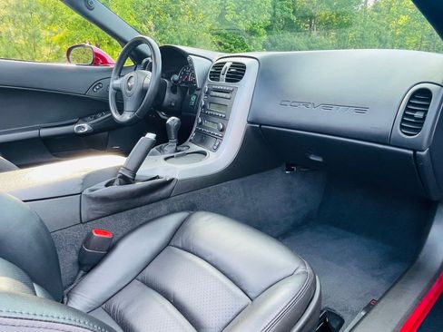 Used 2006 Chevrolet Corvette Convertible w/ Preferred Equipment Group RWD image 29
