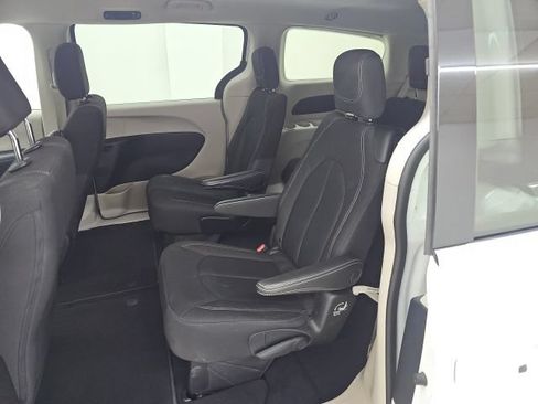Used 2022 Chrysler Voyager LX FWD image 3