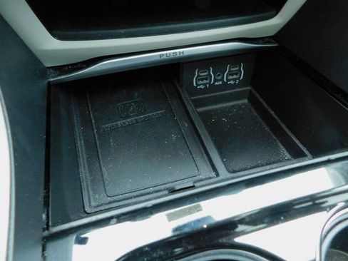 Used 2024 Chrysler Pacifica Limited image 19