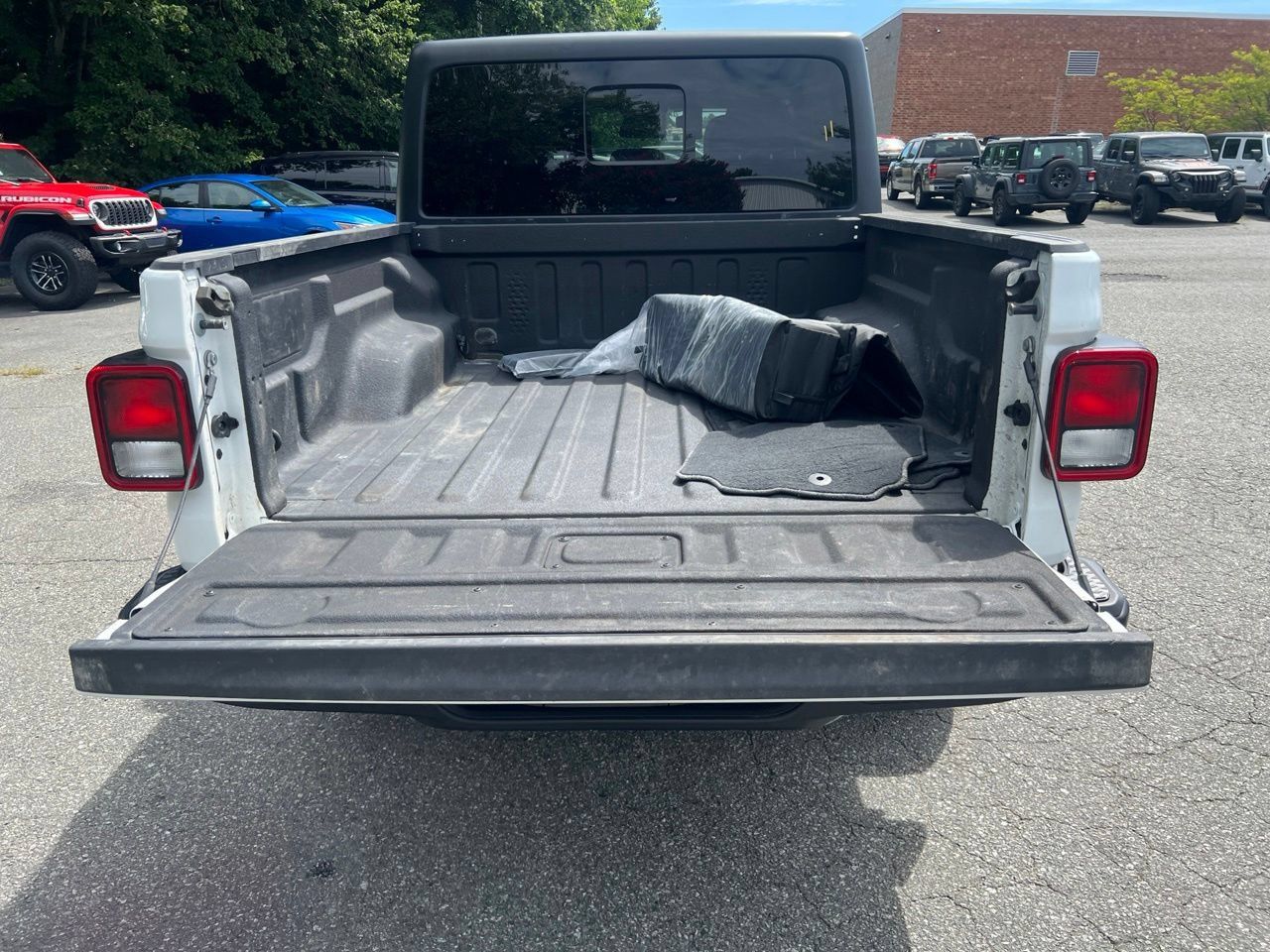 Used 2025 Jeep Gladiator Sport AWD/4WD image 17