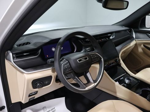 Used 2023 Jeep Grand Cherokee Limited w/ Trailer Tow Prep Group (B) image 16