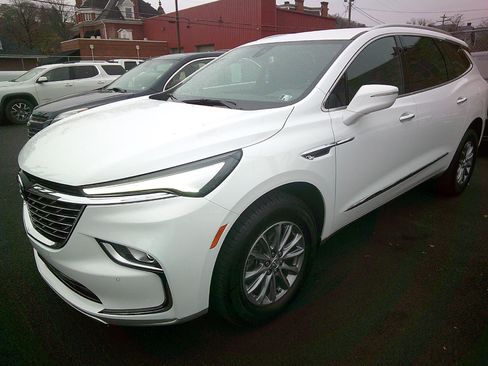 Used 2023 Buick Enclave Essence image 3