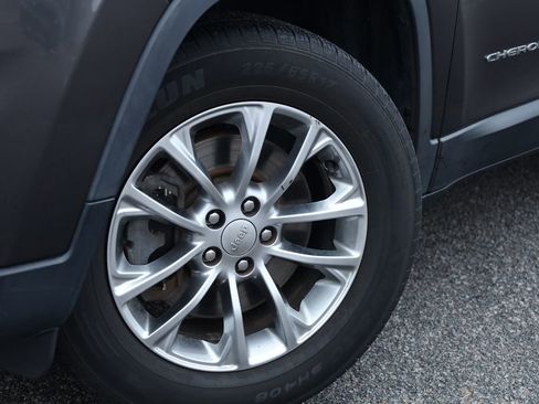 Used 2019 Jeep Cherokee Latitude Plus w/ Cold Weather Group image 19