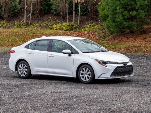 Used 2021 Toyota Corolla LE image 11