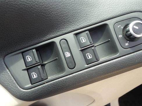 Used 2015 Volkswagen Tiguan SEL FWD image 27