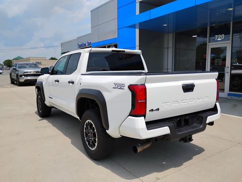 Used 2025 Toyota Tacoma TRD Off-Road AWD/4WD image 9