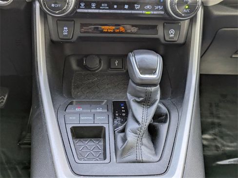 Used 2021 Toyota RAV4 XLE Premium image 18