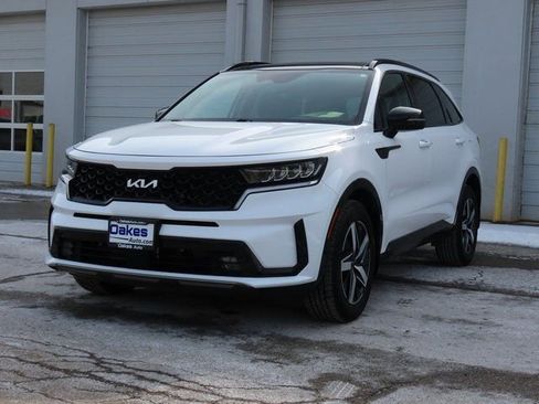Used 2022 Kia Sorento EX w/ Panoramic Sunroof Package image 3