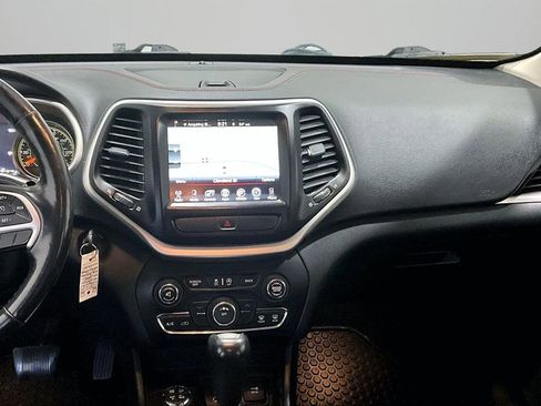 Used 2016 Jeep Cherokee Trailhawk w/ Cold Weather Group AWD/4WD image 9