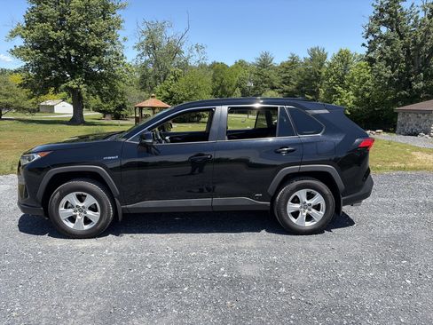 Used 2021 Toyota RAV4 XLE w/ XLE Grade Weather Package AWD/4WD image 8