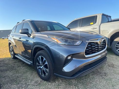 Used 2022 Toyota Highlander XLE AWD/4WD image 3