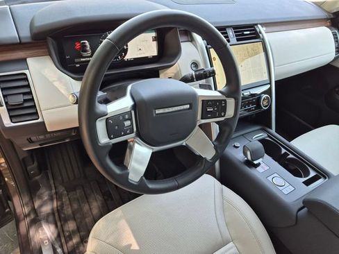 Used 2025 Land Rover Discovery S AWD/4WD image 11