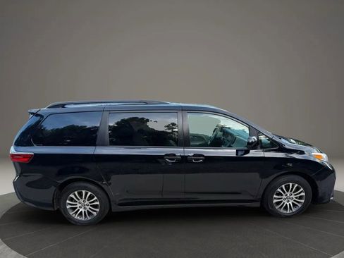 Used 2020 Toyota Sienna XLE image 6