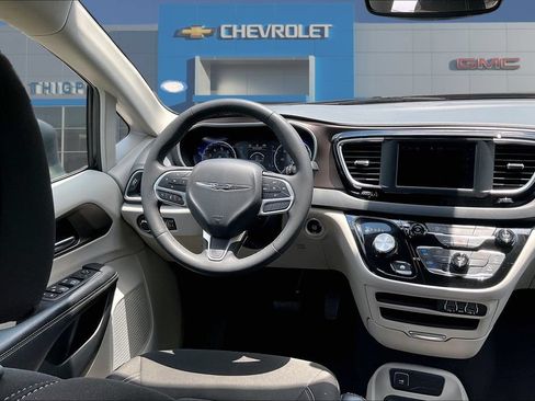 Used 2023 Chrysler Voyager LX FWD image 17