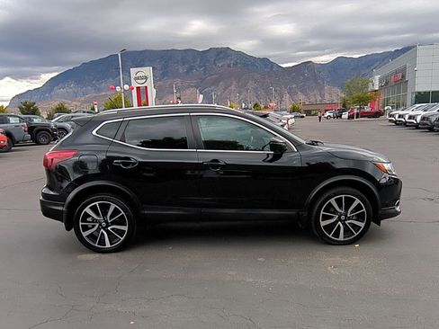 Used 2017 Nissan Rogue Sport SL w/ SL Premium Package image 2
