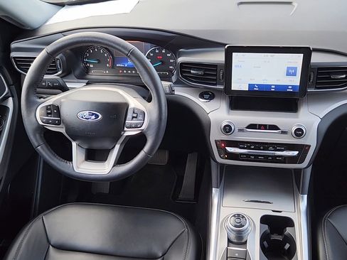 Used 2024 Ford Explorer XLT w/ Equipment Group 202A image 6