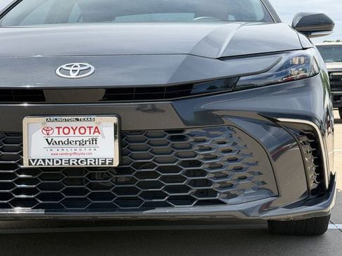 Used 2025 Toyota Camry XSE FWD image 9