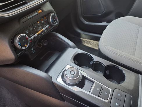 Used 2022 Ford Escape SE w/ SE Sport Appearance Package image 11