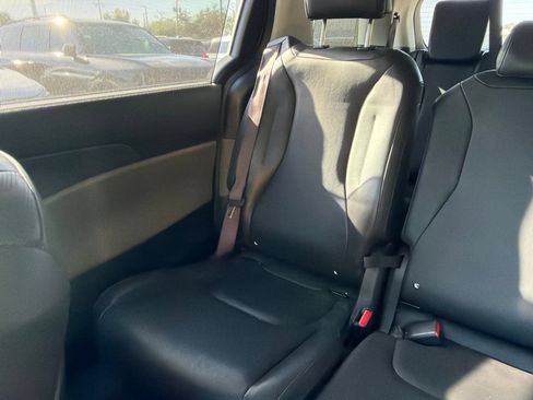 Certified 2025 Kia Carnival EX FWD image 18
