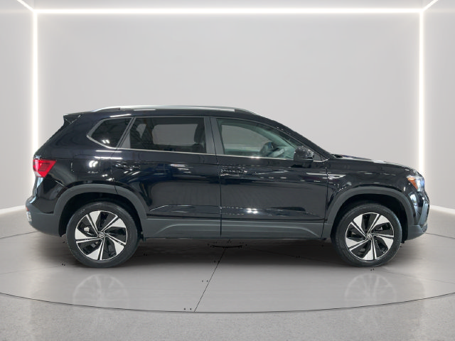Certified 2024 Volkswagen Taos SE w/ Panoramic Sunroof Package AWD/4WD image 7