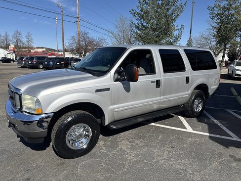 Used 2004 Ford Excursion XLT image 2