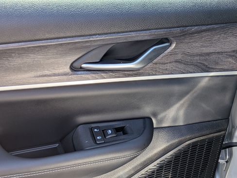 Used 2023 Jeep Grand Cherokee L Limited w/ Black Appearance Package image 25