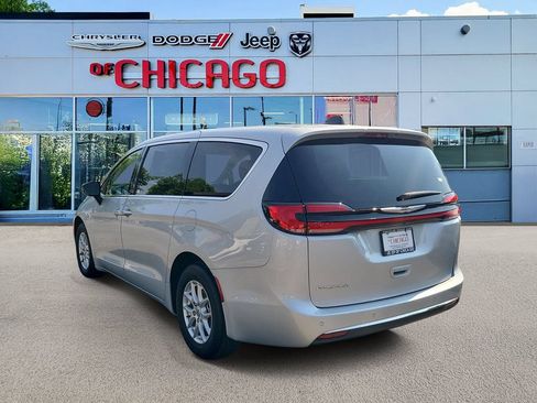Certified 2024 Chrysler Pacifica Touring-L FWD image 3