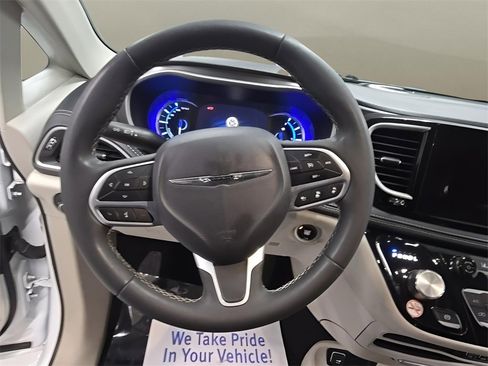 Used 2023 Chrysler Pacifica Touring-L image 23