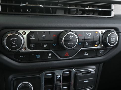 Used 2025 Jeep Wrangler Unlimited Sahara AWD/4WD image 27