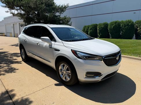 Used 2020 Buick Enclave Essence FWD image 3