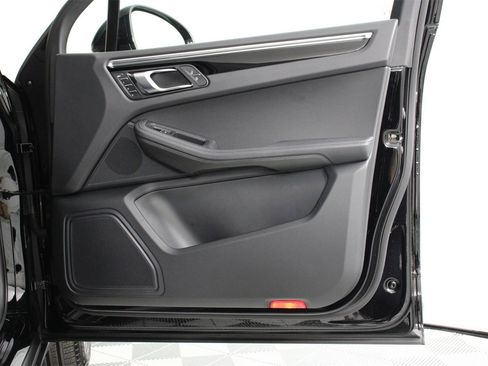 Used 2025 Porsche Macan image 23