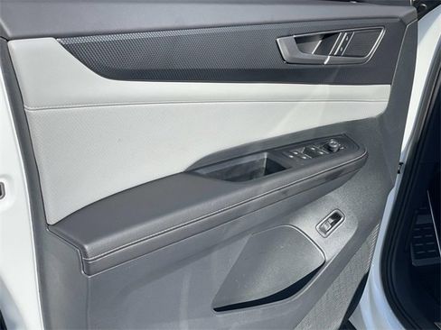 Used 2025 Volkswagen Atlas Cross Sport SEL R-Line image 18