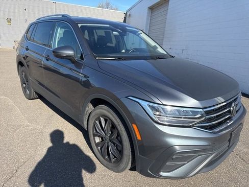 Used 2024 Volkswagen Tiguan SE image 4