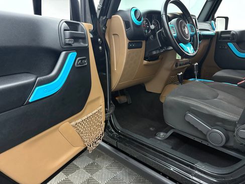 Used 2018 Jeep Wrangler Unlimited Rubicon w/ Dual Top Group AWD/4WD image 13