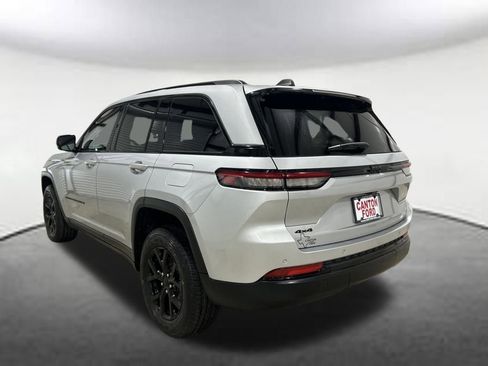 Used 2024 Jeep Grand Cherokee Altitude image 3