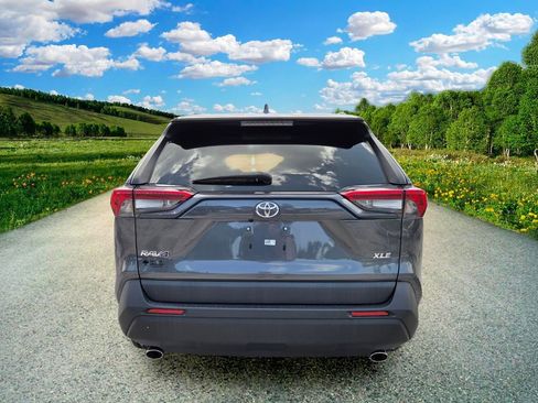 Used 2022 Toyota RAV4 XLE w/ Convenience Package FWD image 5