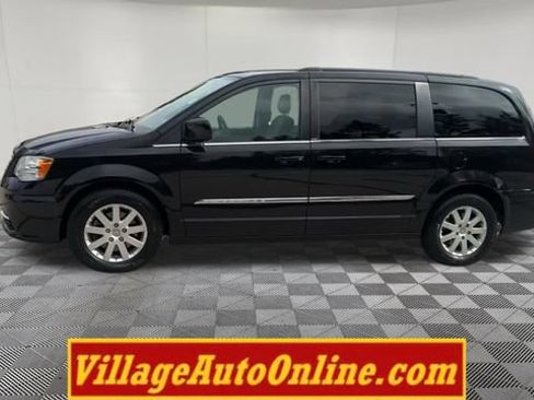 Used 2014 Chrysler Town & Country Touring FWD image 43