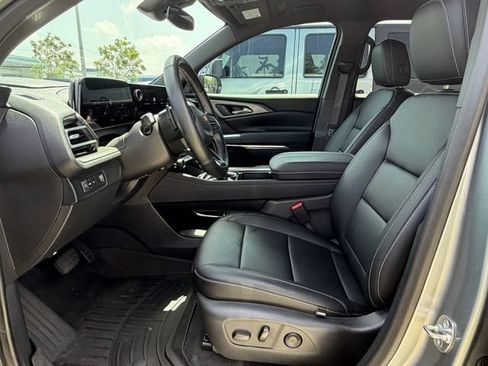 Used 2025 Chevrolet Traverse LT FWD image 10